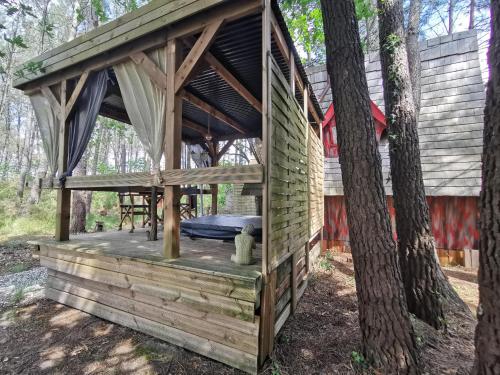 une cabane en bois avec un arbre dans l'établissement Cabane Spa 40, à Taller