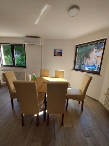 - une salle à manger avec une table et des chaises dans l'établissement Apartman Trupsi, à Jajce