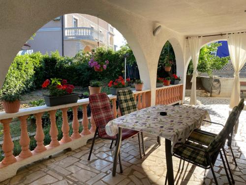 d'une terrasse avec une table et des chaises sur un balcon. dans l'établissement Apartment Bigi, à Novi Vinodolski
