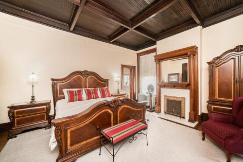 Katil atau katil-katil dalam bilik di One of These Nights - King Sized Bed - Sleeps 2