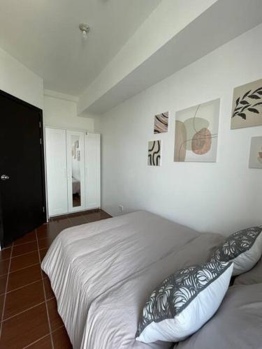 una camera con un letto con due cuscini sopra di 2-bedroom Condo Unit a Manila