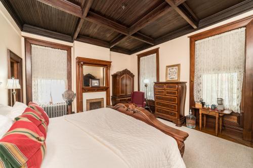 Schlafzimmer mit einem Bett, einer Kommode und Fenstern in der Unterkunft One of These Nights - King Sized Bed - Sleeps 2 in Lynchburg