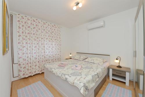 Un pat sau paturi într-o cameră la Apartman Šimun Petar