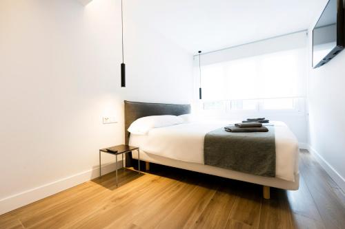 1 dormitorio con 1 cama con espejo grande en Kofradia en Hondarribia