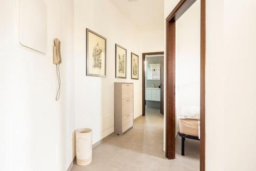 a hallway with a door leading to a bedroom at Spazioso appartamento a 5 minuti a piedi dal mare in Massa