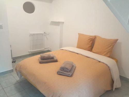 ein Schlafzimmer mit einem Bett mit zwei Handtüchern darauf in der Unterkunft Belle Maison 8 pers Vatan centre in Vatan