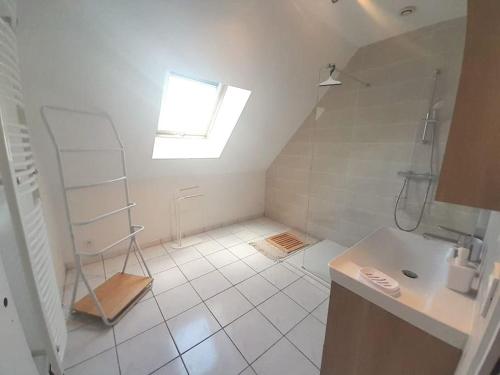 ein weißes Bad mit einem Waschbecken und einem Fenster in der Unterkunft Belle Maison 8 pers Vatan centre in Vatan