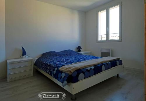 une chambre avec un lit et une fenêtre dans l'établissement Maison confortable à 10 km des plages de la Méditerranée au bord du village pittoresque, à Treilles