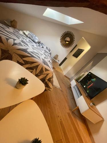 une chambre avec un lit, une table et un miroir dans l'établissement Hyper centre gordaine #4, à Bourges