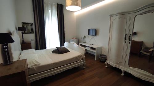 1 dormitorio con 1 cama y vestidor en Marchesa Lulu en Salerno