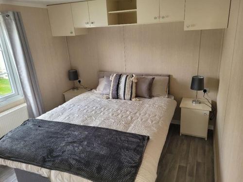 1 dormitorio con 1 cama grande y 2 mesitas de noche en Cherry Blossom Retreat, en Felton