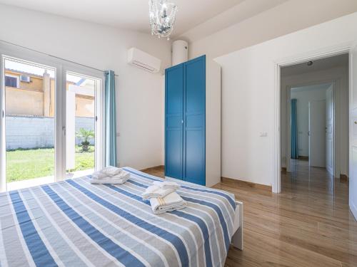 ein Schlafzimmer mit einem blauen Schrank und einem Bett in der Unterkunft Villa Lunu in Quartu SantʼElena