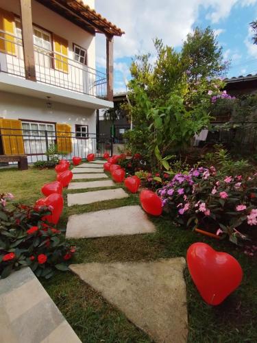 a garden with red hearts in the grass at Pouso Casa da Vovó in Tiradentes