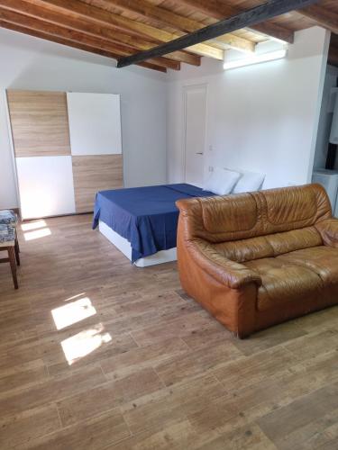 sala de estar con sofá y cama en Alojamiento con finca en Gijón 