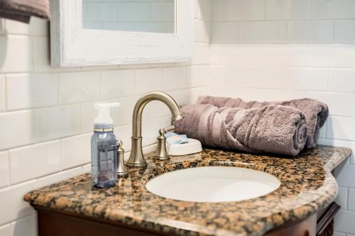 um balcão de casa de banho com um lavatório e uma garrafa de sabão em One of These Nights - King Sized Bed - Sleeps 2 em Lynchburg