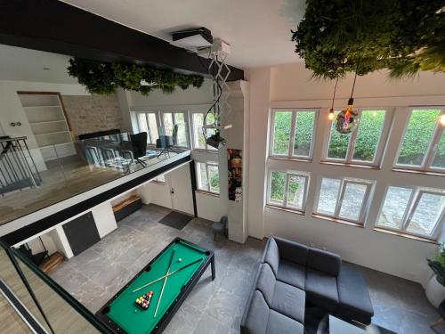 un salon avec une table de ping-pong dans l'établissement Loft entier Nancy centre et parking, à Nancy