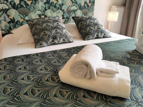 2 camas con toallas y almohadas en Ocean 7, en Biarritz