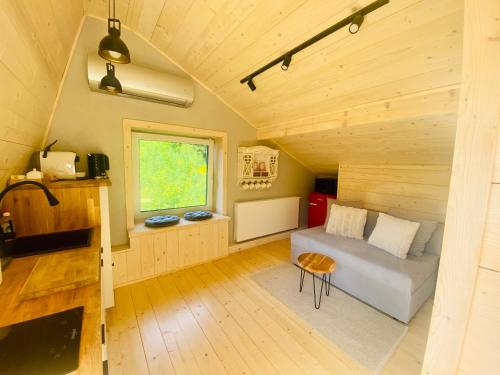 a room with a bed and a window in a cabin at Apartament Widoknastok in Korbielów