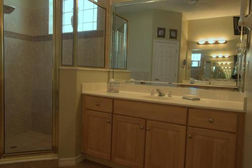 Entire home with pool and lake view and Golf course by Disney photo 14