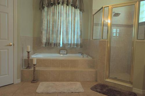 Entire home with pool and lake view and Golf course by Disney photo 13