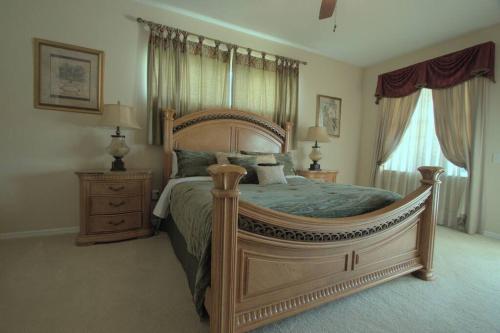 达文波特Entire home with pool and lake view and Golf course by Disney的一间带一张大床和两个床头柜的卧室