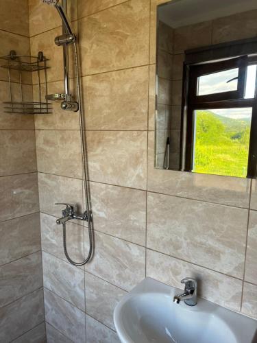 y baño con ducha, lavabo y espejo. en Miracle Houses Къщи за гости Чудеса en Varshets