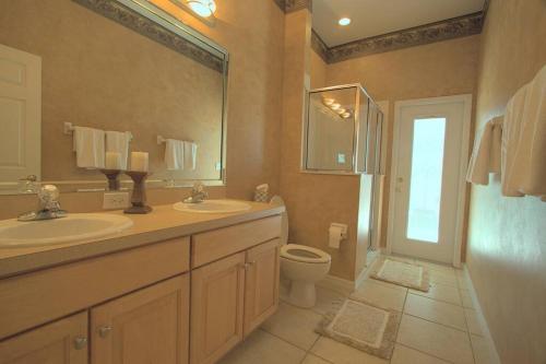 Entire home with pool and lake view and Golf course by Disney photo 23