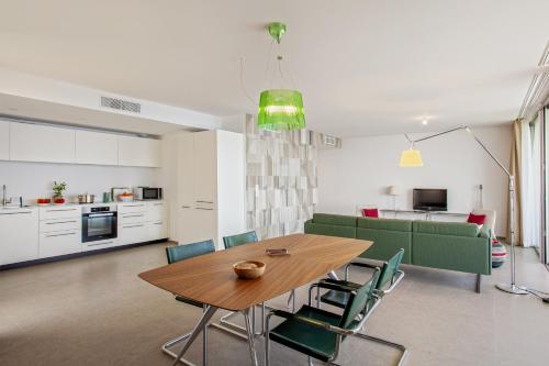 une cuisine et une salle à manger avec une table et des chaises en bois dans l'établissement Casa Anatella, à San-Martino-di-Lota