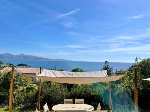 una hamaca con vistas al océano en Maison en bord de mer en Coggia