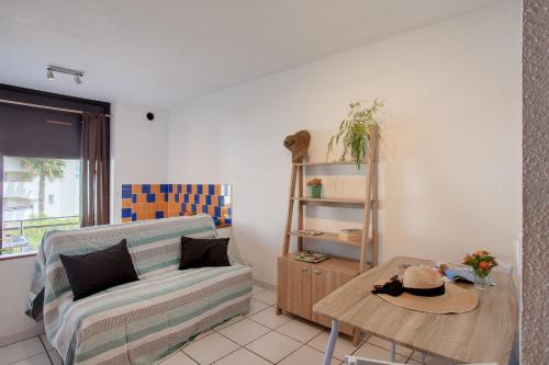 un salon avec un canapé et une table dans l'établissement Casa Les Marines, à San-Nicolao