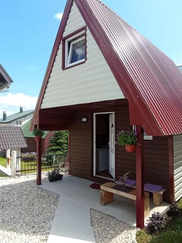 una pequeña casa de perros con techo rojo en Holiday_home _Jana, en Žabljak