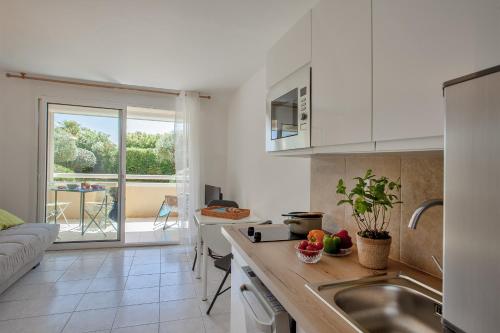 une cuisine avec un évier et un plan de travail dans l'établissement Casa Maria Beach, à Santa-Lucia-di-Moriani