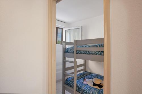 מיטה או מיטות קומותיים בחדר ב-Casa Maria Beach