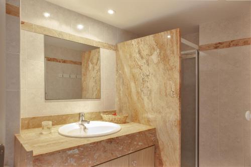 une salle de bain avec un lavabo et un miroir dans l'établissement Casa Maria Beach, à Santa-Lucia-di-Moriani