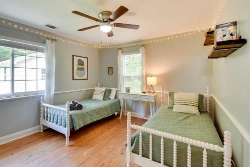 een slaapkamer met 2 bedden en een plafondventilator bij Georgia Vacation Rental with Covered Deck and Patio in Dahlonega