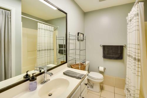 een badkamer met een wastafel, een toilet en een spiegel bij Georgia Vacation Rental with Covered Deck and Patio in Dahlonega