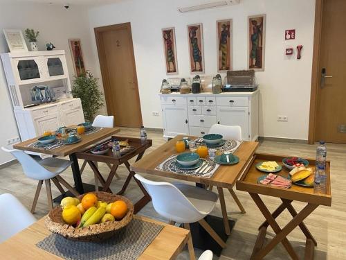 奧德賽克斯的住宿－AL-Odeceixe Verde，厨房配有两张木桌,上面有水果