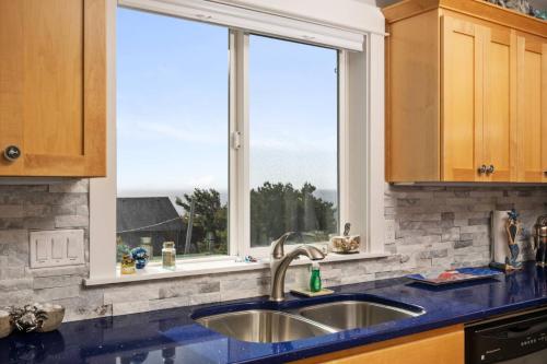 a kitchen with a sink and a window at Casa de Marea in Lincoln City