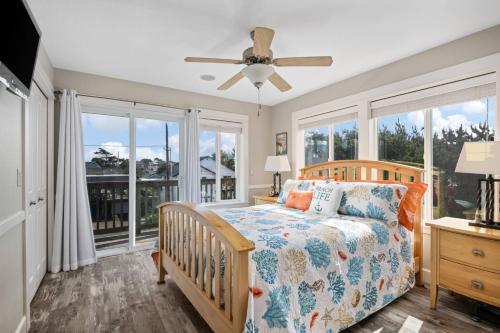 a bedroom with a bed and a ceiling fan at Casa de Marea in Lincoln City