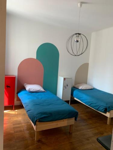 2 camas en una habitación con sábanas azules en Appartement T3 Lyon, part Dieu, en Lyon