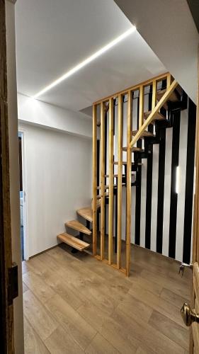 une pièce vide avec un escalier dans une maison dans l'établissement Katrine, à Saint-Étienne