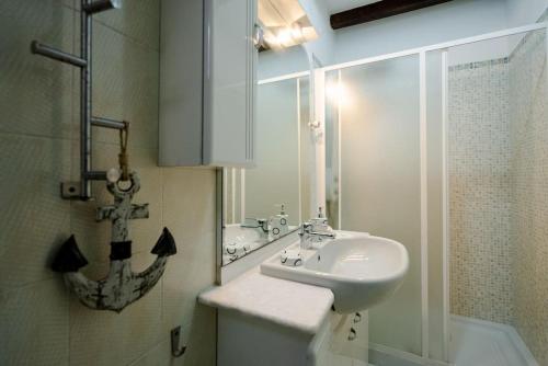 特拉羅的住宿－Casa La Polpessa，一间带水槽、淋浴和镜子的浴室