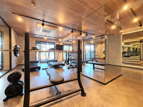 a gym with a bunch of equipment in a room at Studio em Pinheiros SP in Sao Paulo