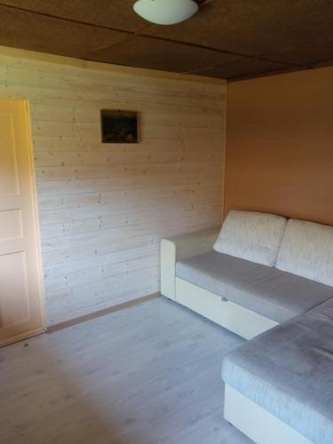 Zimmer mit 2 Betten an einer Holzwand in der Unterkunft Kuru village in Kuru