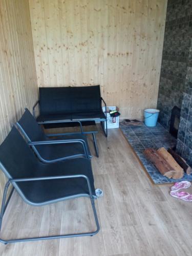 Zimmer mit 2 Stühlen und einem Kamin in der Unterkunft Kuru village in Kuru