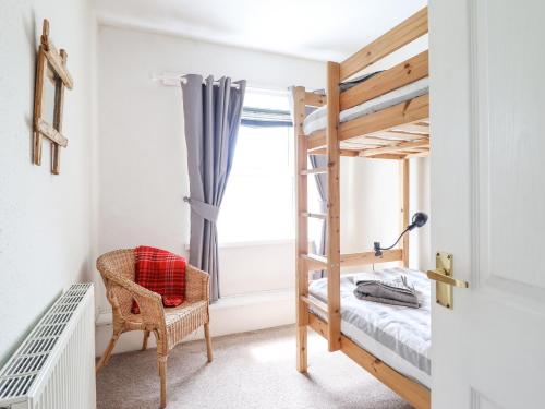 威爾斯班戈的住宿－Haulfryn，一间卧室配有双层床和椅子