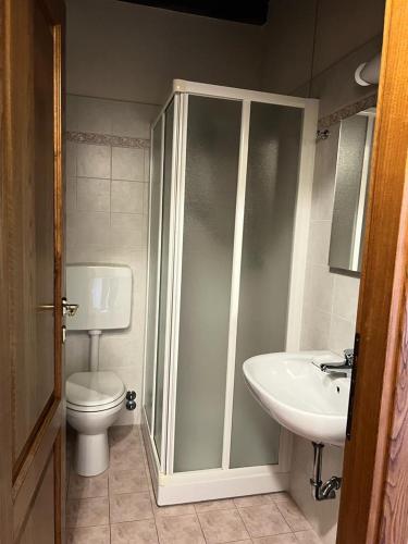 a bathroom with a toilet and a sink at Agriturismo La Selva di Frena in Firenzuola
