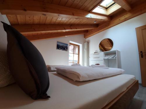 um quarto com uma cama e um tecto abobadado em Ferienwohnung Gipfelstürmer em Berchtesgaden