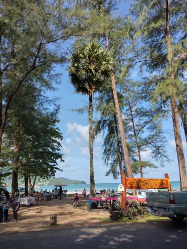 a park with a palm tree next to the beach at STAYHERE@AIRPORT SERVICE APARTMENT in Ban Bo Han