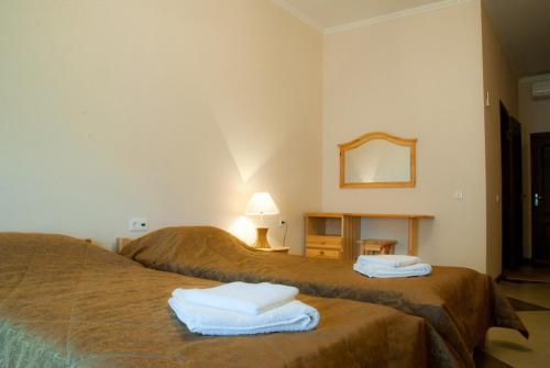 Un pat sau paturi într-o cameră la Imperia Hotel